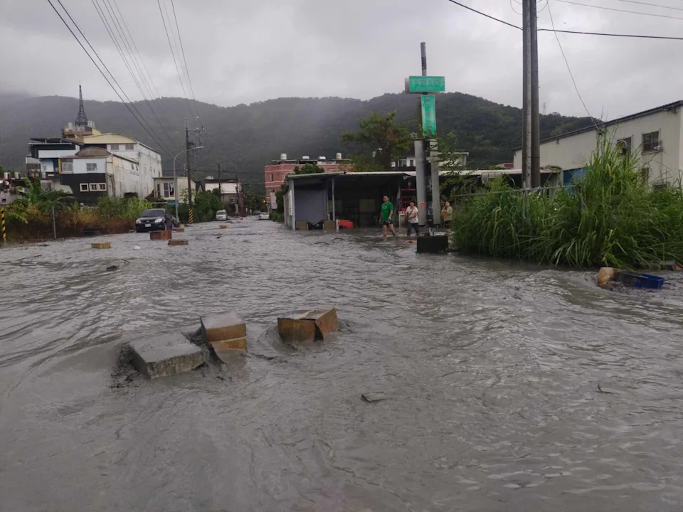 馬太鞍溪堰塞湖壩頂溢流沖斷馬太鞍溪橋 77人待援、其中2人失聯